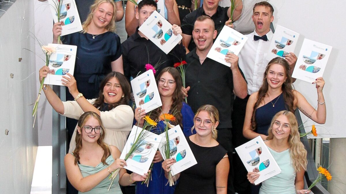 17 Pflegefachkräfte schließen Ausbildung am Krankenhaus Hoyerswerda ab