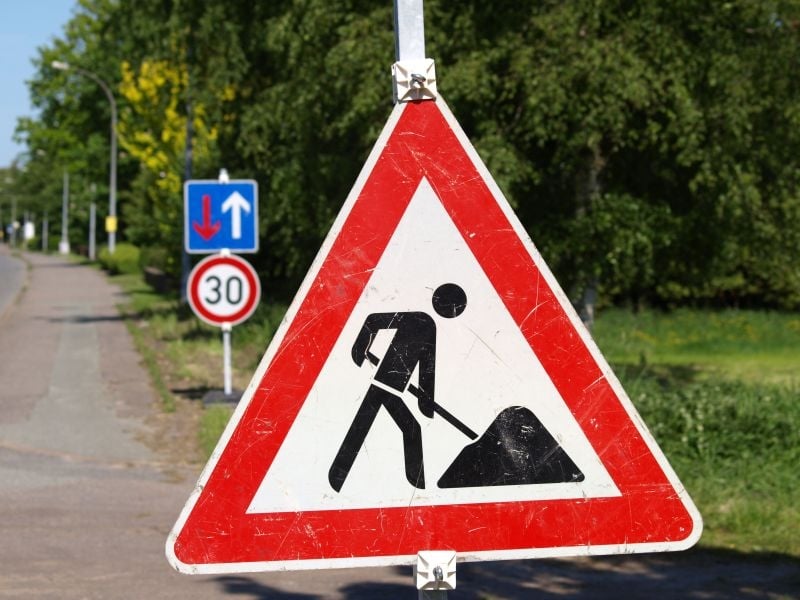 Unbekannte räumen Baustellensicherung weg, Auto fährt hinein