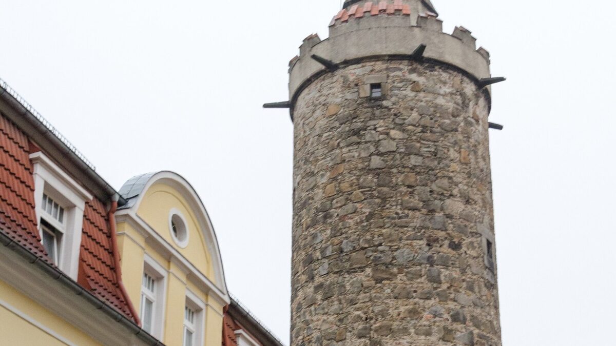 Kostümierte mit Messer und Baseballschläger in Bautzen