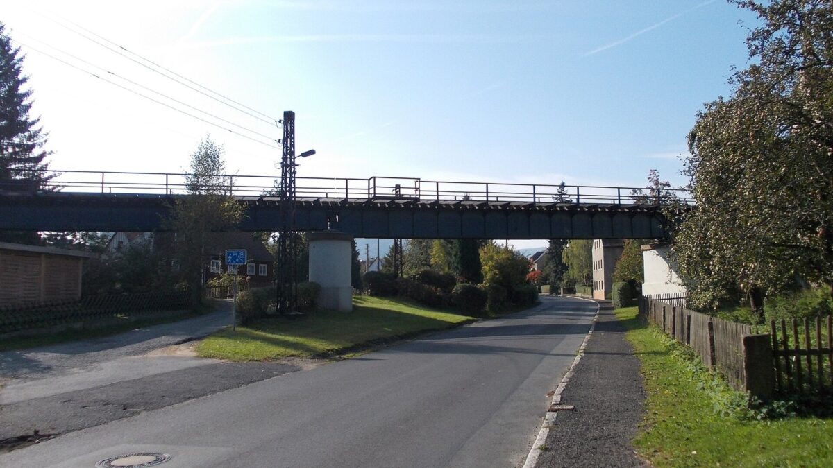 Graffiti an einer Bahnbrücke in Zittau angebracht