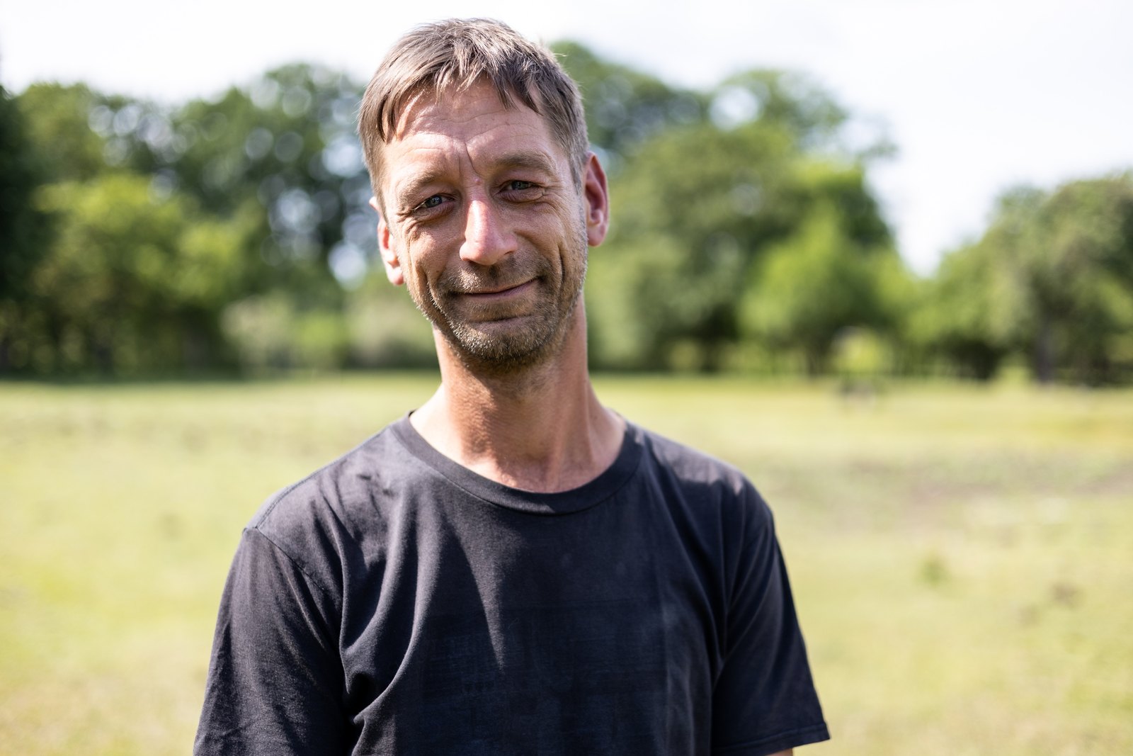Portrait des Teichwirts Karsten Tusche vor einer Wiese