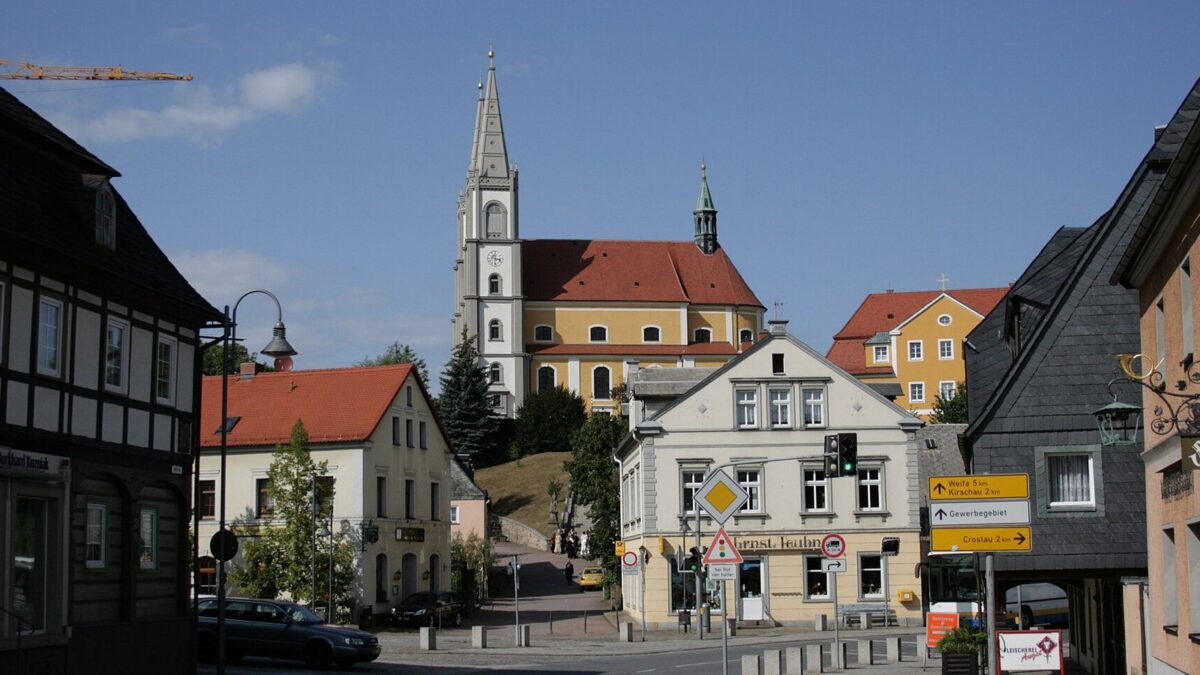 E-Bike-Fahrer prallt in Kirschau gegen eine Laterne