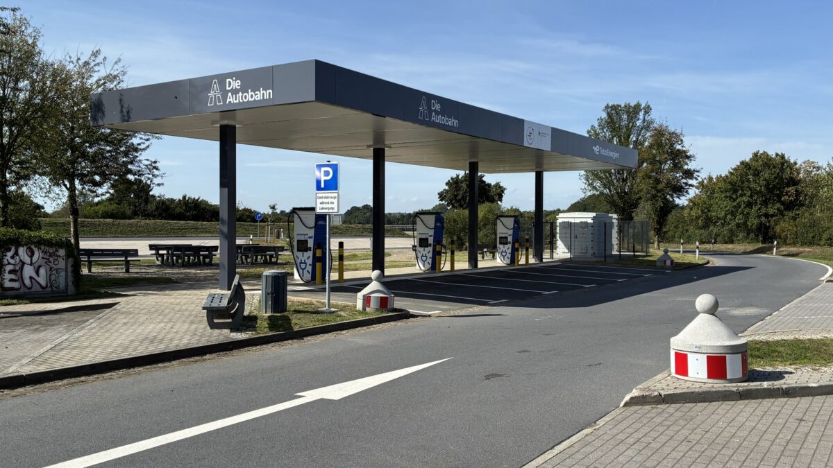 Schnellladepark an der A 13 offen, zwei folgen an der A 4