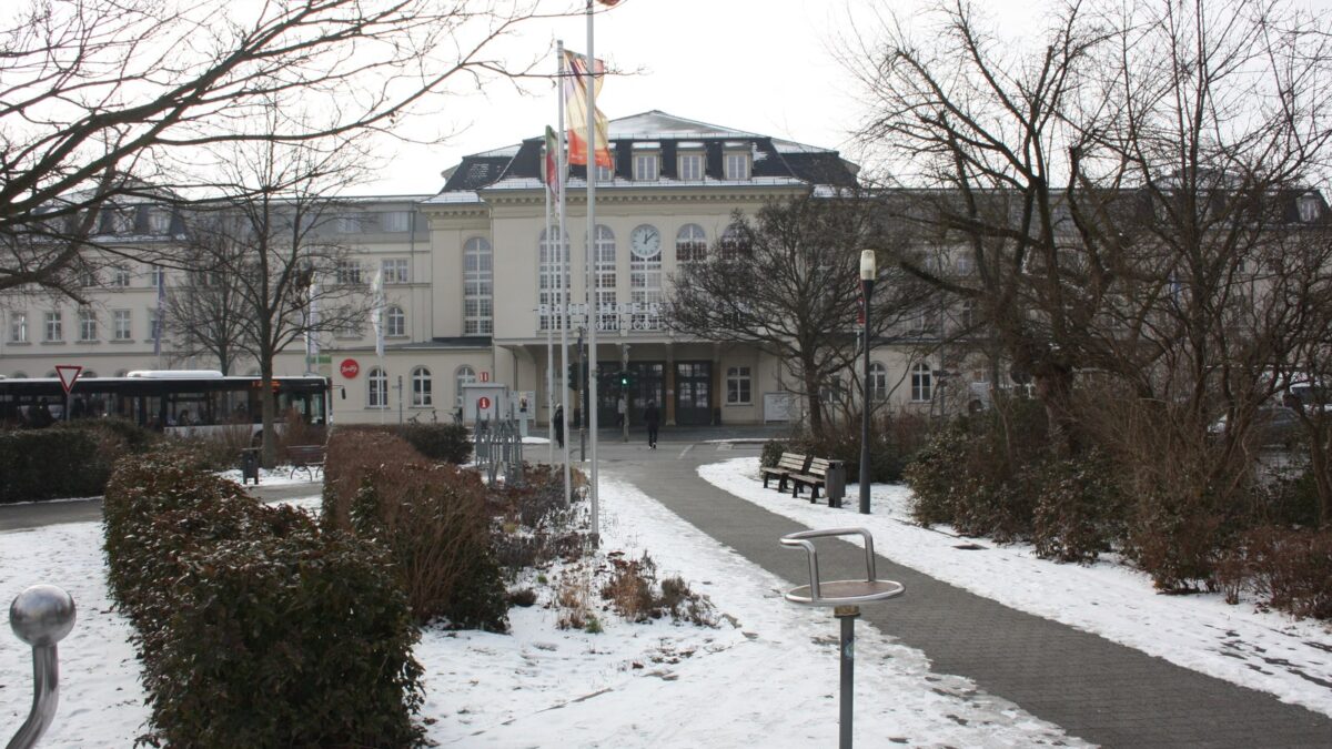 Bundespolizei berät am Bautzener Bahnhof zu Taschendieben