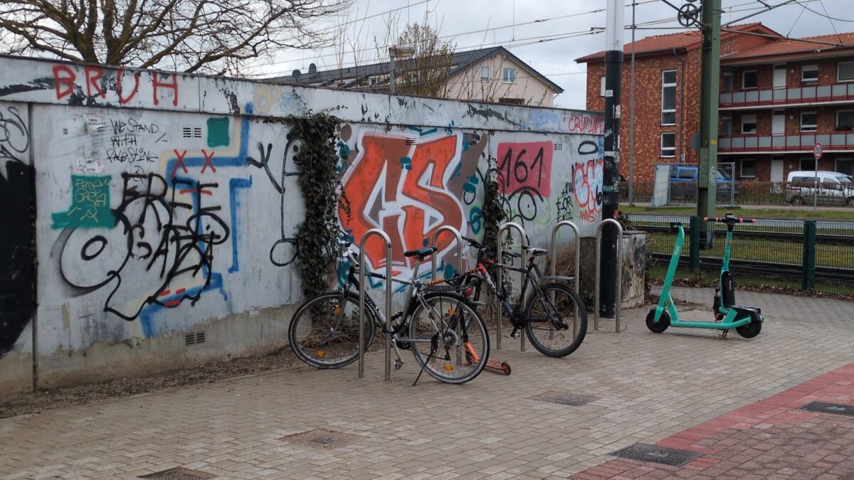 Acht Fahrräder liegen im Fundbüro von Hoyerswerda