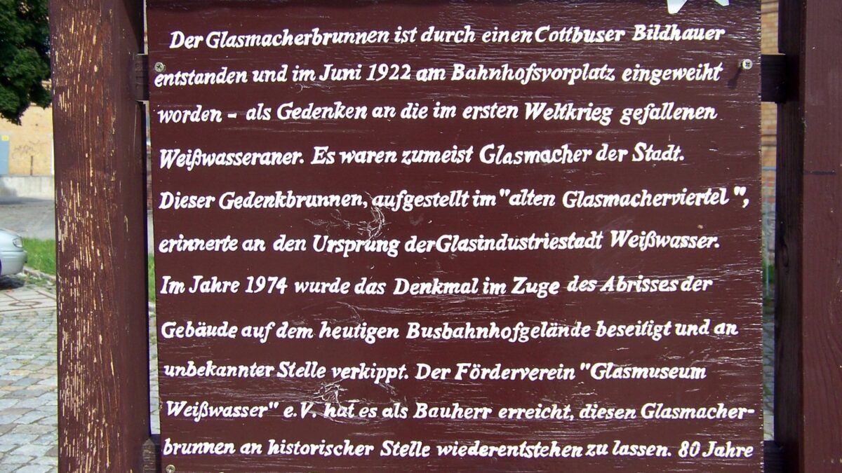 Hund in Weißwasser nachts aus einem Wasserbecken befreit