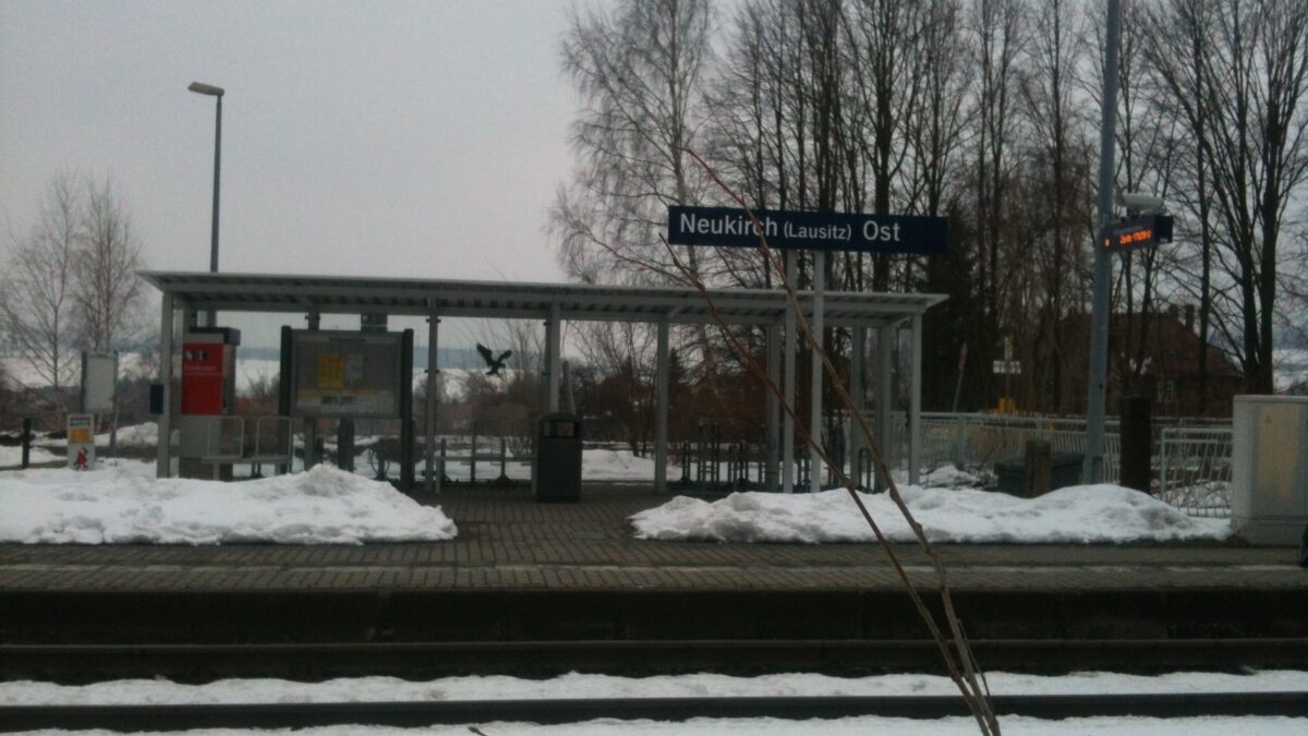 Scheibe am Haltepunkt Neukirch Ost eingeschlagen